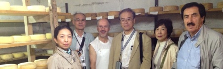 Due professori universitari giapponesi a Succiso in visita alla cooperativa Valle dei Cavalieri