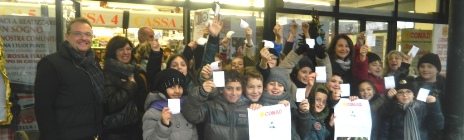 Conad: la classe 5B in rappresentanza della Scuola De Amicis di Cavriago da vita all’Albero degli Amici 2013