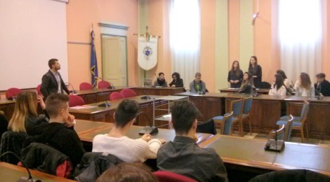 LA SCUOLA DI SCANDIANO HA PRESENTATO I PROGETTI DI BELLACOOPIA IMPRESA AL SINDACO MAMMI