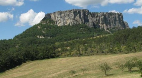 CON INCIA SOTTO LA PIETRA DI BISMANTOVA PER SENTIRE I CERVI